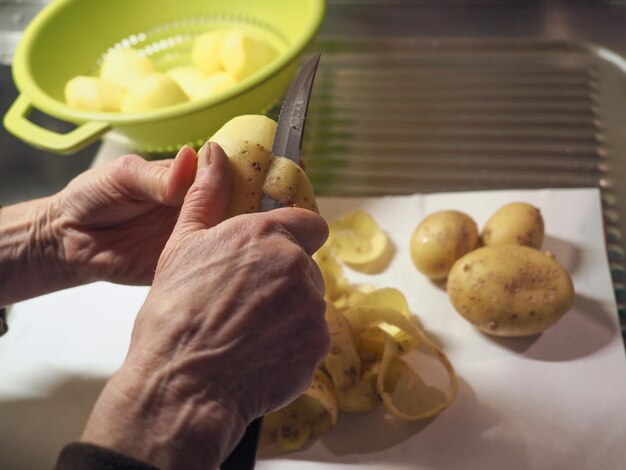 Gotuj obrane ziemniaki