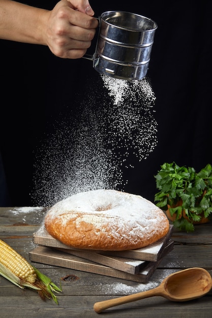 Zdjęcie gotuj wylewa mąkę na chleb