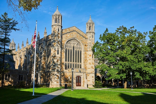 Zdjęcie gotycka kaplica uniwersytecka z amerykańską flagą michigan