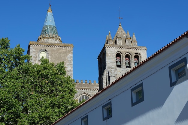 Gotycki szczyt kościoła katolickiego widziany z ulic starego miasta w Evora Portugalia