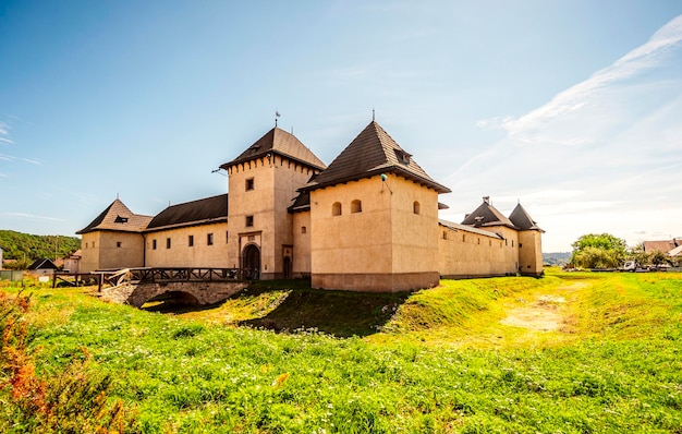 Gotycko-renesansowy dwór wodny zamek w pobliżu drewnianego protestanckiego kościoła artykularnego w Hronsku Bańska Bystrzyca Słowacja Obiekt światowego dziedzictwa UNESCO