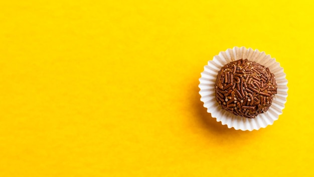 Gourmet Brigadeiro na żółtym tle