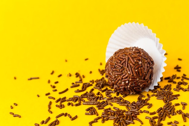 Gourmet Brigadeiro na żółtym tle