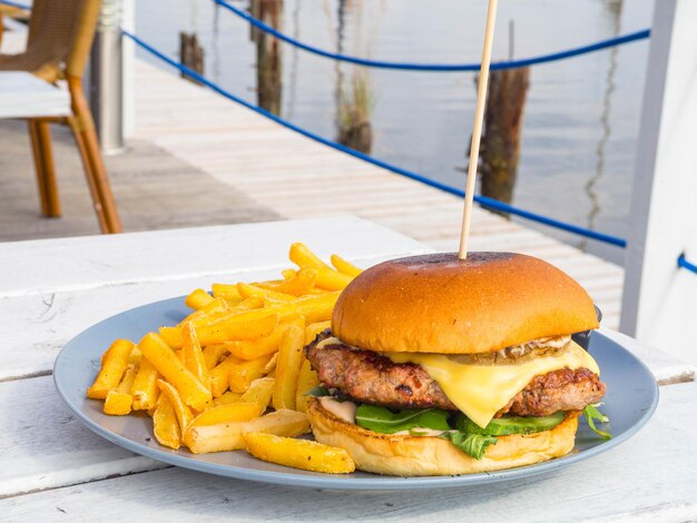 Gourmet Tasty Steak Burgers z kotletem mięsnym frytki i selektywnym sosem zanurzeniowym