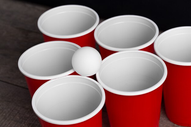 Zdjęcie gra beer pong na drewnianym stole