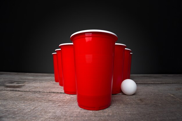 Gra Beer Pong Na Drewnianym Stole