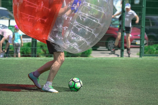 Gra na boisku w przezroczystych balonach piłka nożna gra w piłkę w dmuchanych przezroczystych kulach sport i rozrywka aktywny wypoczynek i hobby