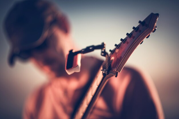 Zdjęcie gra na gitarze elektrycznej tuning keys headstock closeup