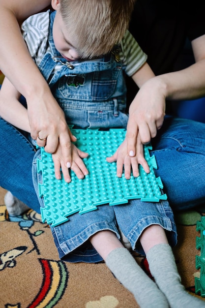 Zdjęcie gra sensoryczna dla dzieci ze specjalnymi potrzebami pomoc i zajęcia dla dzieci z niepełnosprawnościami mózgowymi