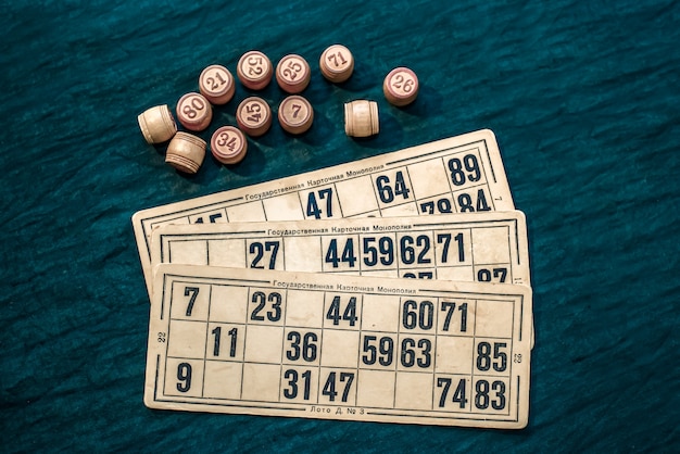 Zdjęcie gra w bingo na zielonym tle