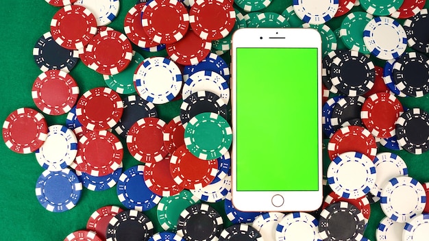 Zdjęcie gra w karty z wielokolorowymi żetonami w kasynie na stole do pokera