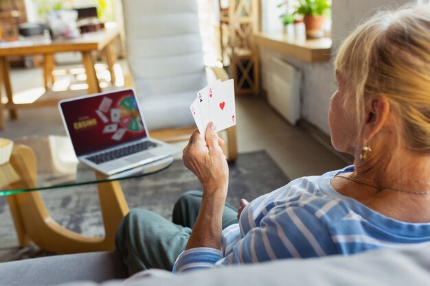 Gra W Pokera W Kasynie Online Starsza Kobieta Uczy Się W Domu I Pobiera Kursy Online