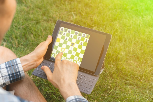 Gra w szachy na urządzeniu cyfrowym aktywność umysłowa na świeżym powietrzu