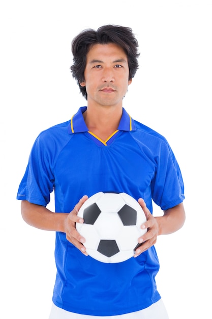 Gracz futbolu w błękitnym mieniu piłka