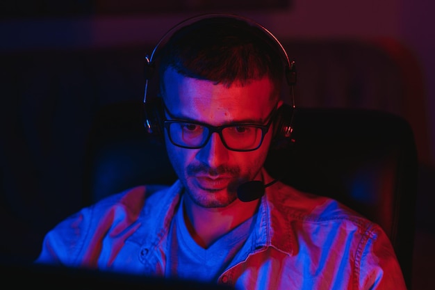 Gracz grający w strzelankę pierwszoosobową na wysokiej klasy komputerze.