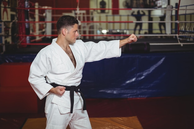 Gracz karate ćwiczący postawę karate