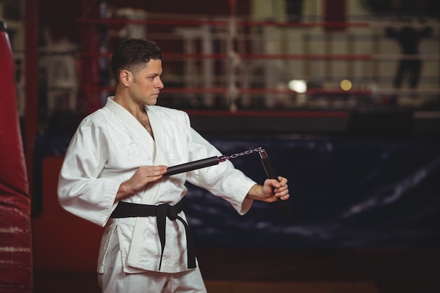 Gracz Karate ćwiczy Z Nunchaku