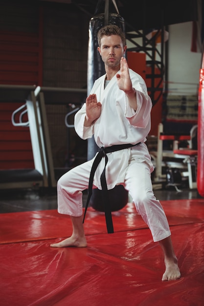 Gracz karate wykonujący postawę karate