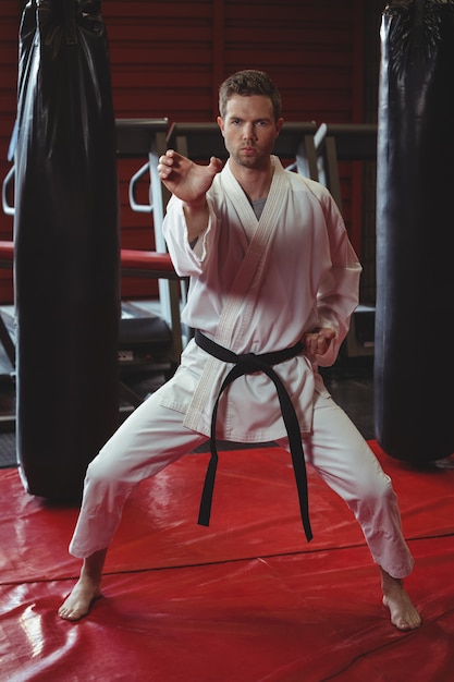 Gracz karate wykonujący postawę karate