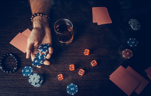 Gracz ogląda grafikę podczas gry w pokera. Wypadła kombinacja czterech asów i cztery takie same zwycięskie karty