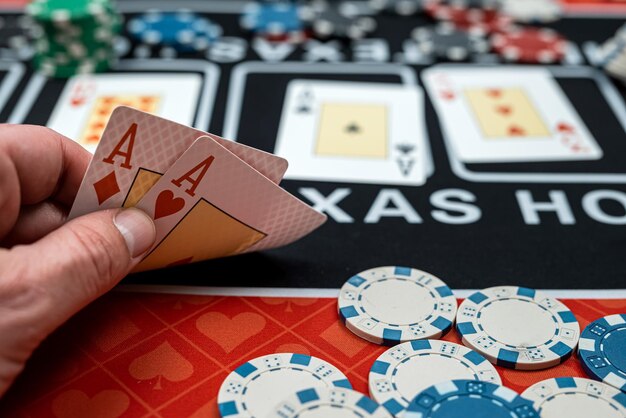 Zdjęcie gracz trzyma dwie karty asa wygrywa kombinację w pokerze koncepcja hazardu