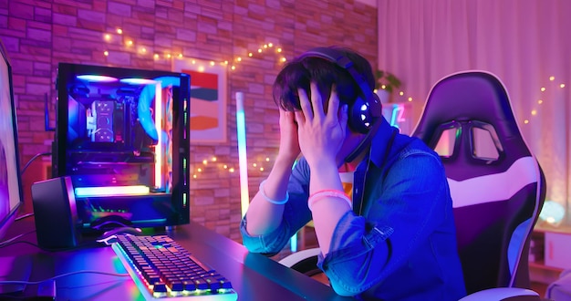 Gracz w e-sport przegrał grę.