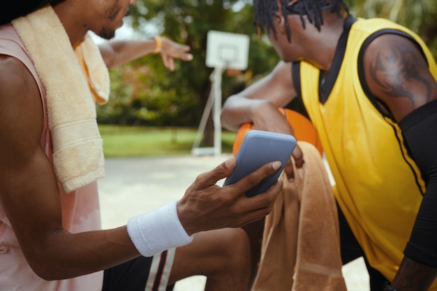 Gracze rozmawiają o grze w streetball