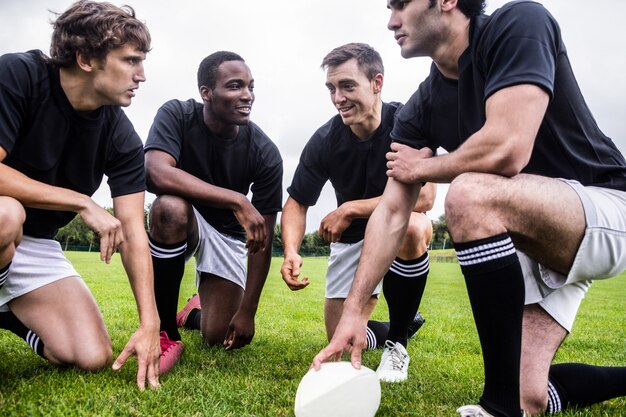 Gracze rugby dyskutują o swoich taktykach