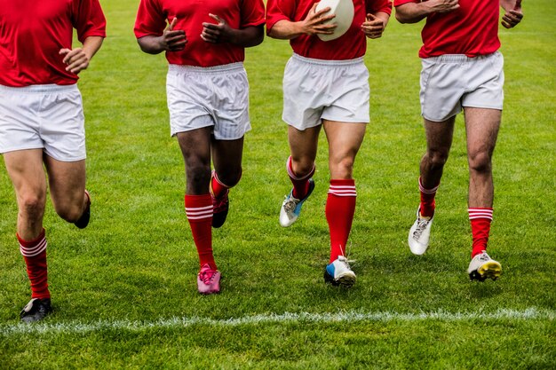 Gracze rugby jogging z piłką