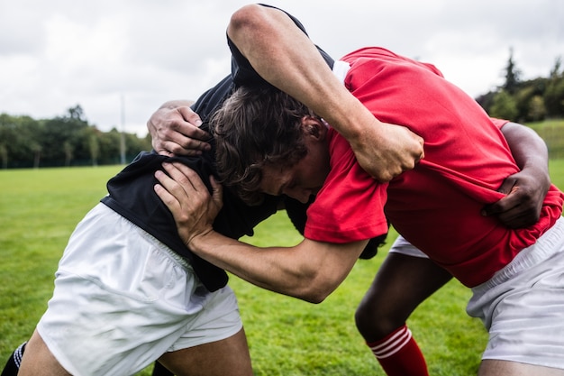 Gracze rugby robią scrum