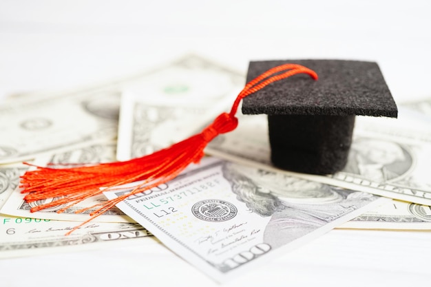 Graduation gap hat na banknotach dolara amerykańskiego