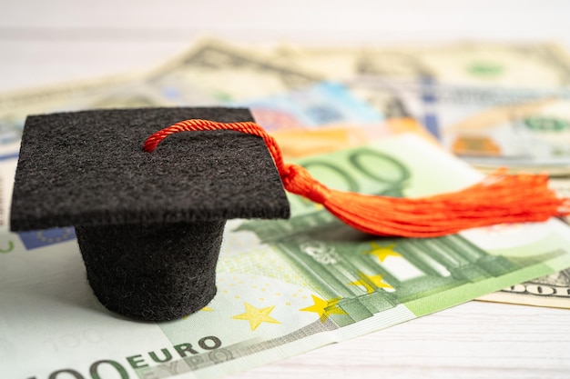 Zdjęcie graduation gap hat na banknotach euro i dolarach amerykańskich