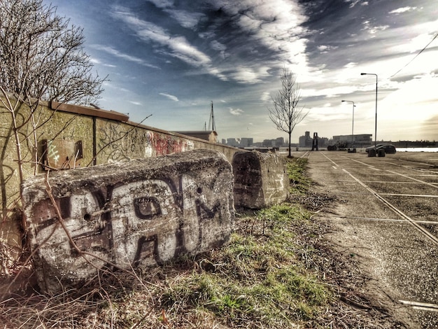 Zdjęcie graffiti na betonowych blokach