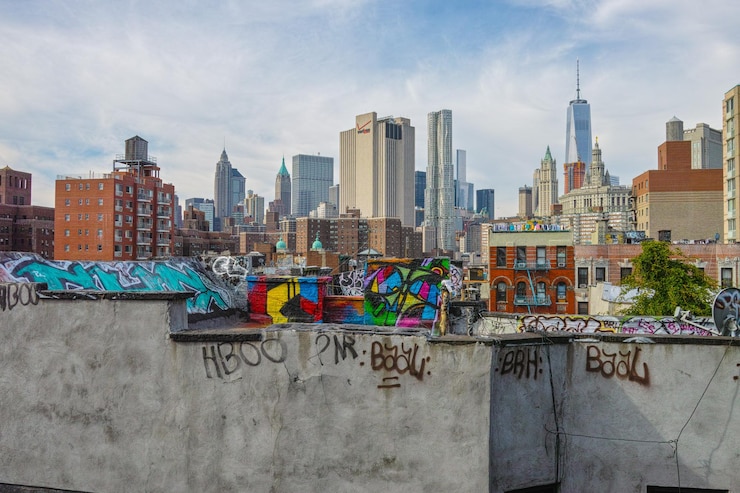 Zdjęcie graffiti na ścianach i budynkach na manhattanie na tle nieba