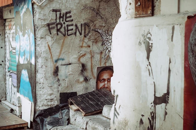 Graffiti na ścianie domu