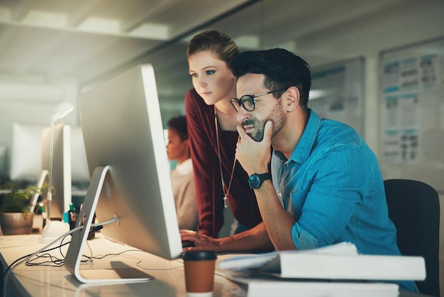 Graficzny projektant i biuro do spotkań, dyskusji i pracy zespołowej z komputerem Kreatywni biznesmeni partnerstwo i współpraca dla małych firm internetowych i planowania stron internetowych