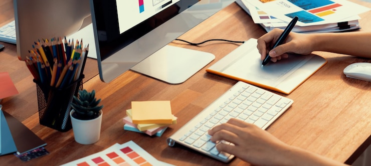 Zdjęcie grafik pracuje na laptopie komputerowym z cyfrowym piórem scrutinize