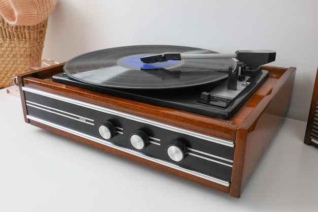 Gramofon z płytą winylową na stole w pokoju