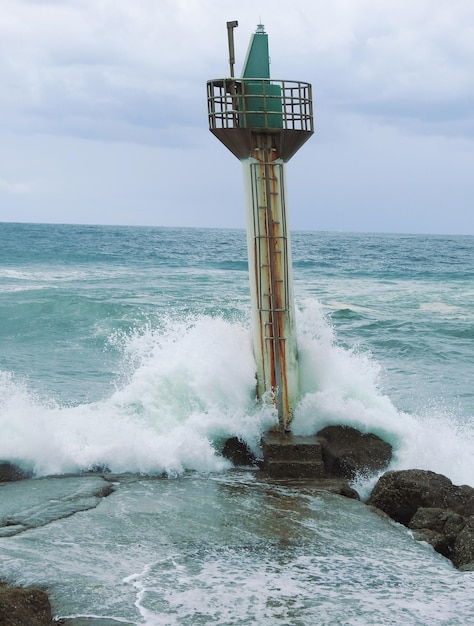 Gran oleaje sobre el faro de Capbreton Francja