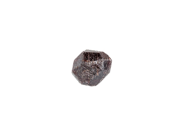 granat mineralny kamień makro na białym tle z bliska