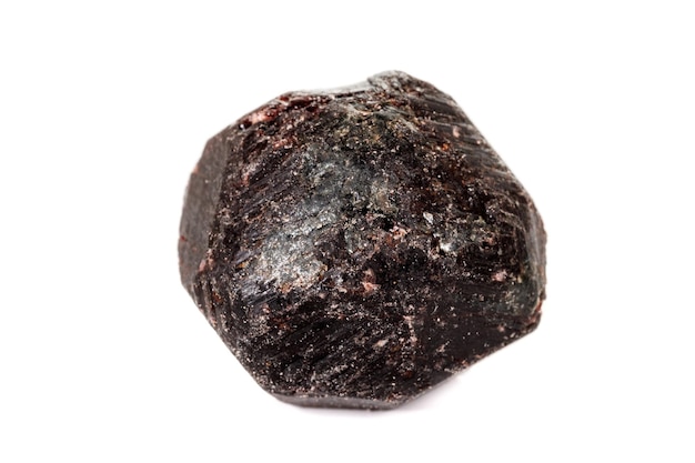 Granat mineralny makro na białym tle