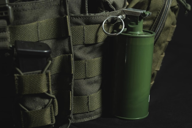Zdjęcie granaty dymne i sprzęt wojskowy