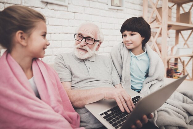 Granddad Kids Oglądaj Film Zimowy Wieczór W Domu