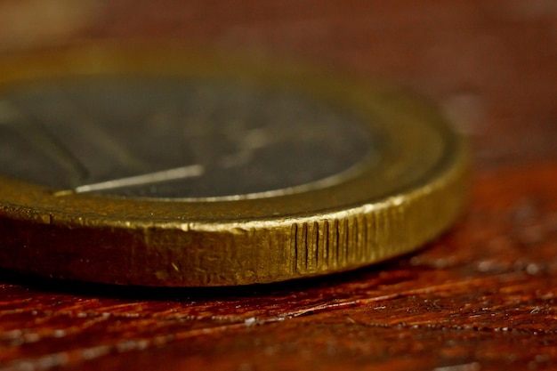 Zdjęcie granica monety euro makro wyizolowane na czarnym tle szczegół metalowej monety zbliżony do monety ue