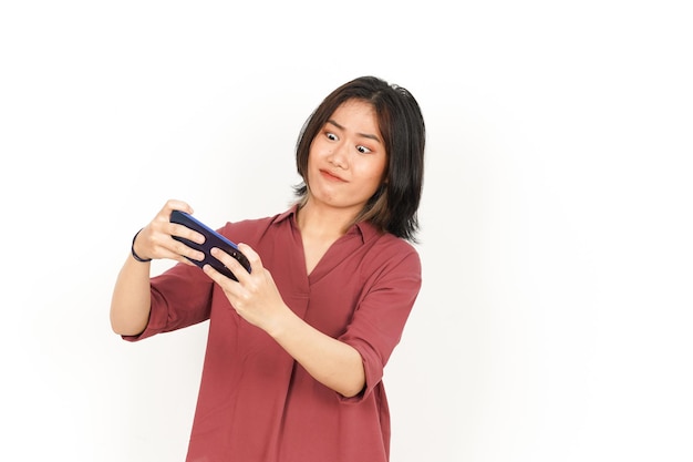 Granie w gry na smartfonie ze złą twarzą za przegraną grę pięknej azjatyckiej kobiety