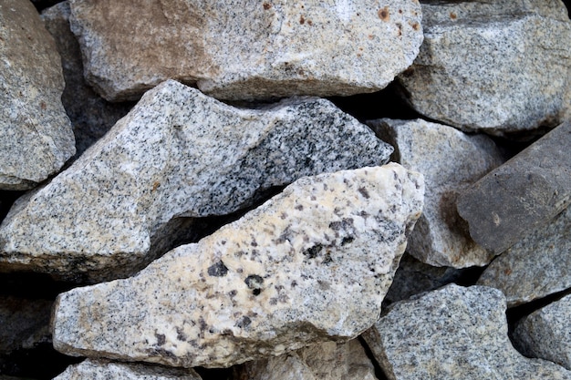Granit z bliska kawałki granitu leżące w stosie