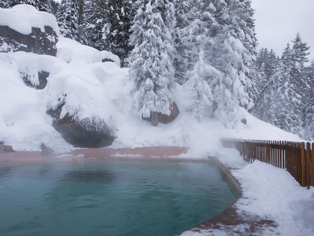 Granitowe gorące źródła w śniegu w pobliżu Jackson Hole, WY.