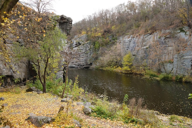 Granitowe skały Kanionu Bukskiego z rzeką Girskyi Tikych Malowniczy krajobraz i piękne miejsce na Ukrainie