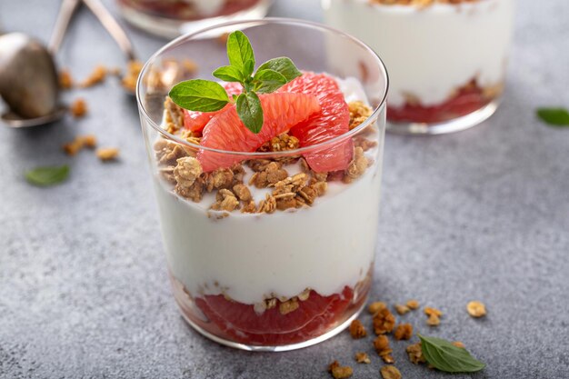Granola grejpfrutowa i jogurt parfait