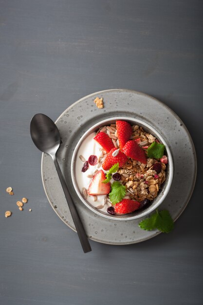 Granola i jogurt z ziarnami i truskawką na śniadanie